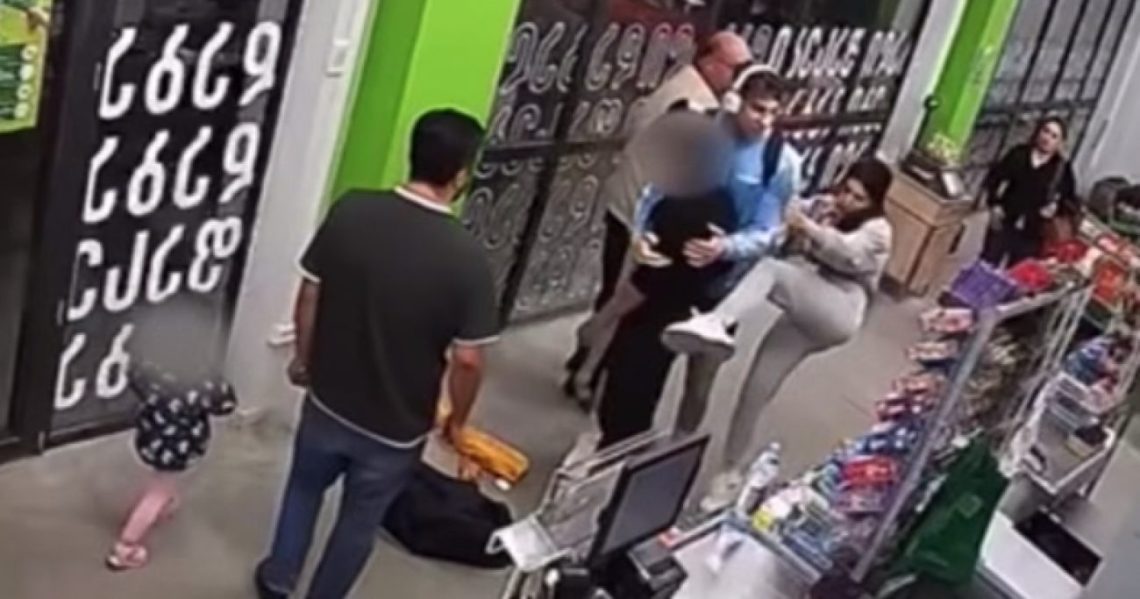 “არასრულწლოვანზე სასტიკი ძალადობის საქმესთან დაკავშირებით, გიზიარებთ მაღაზიის შიდა და გარე ტერიტორიის ვიდეოჩანაწერებს” – ვიბლიანი მაღაზიაშივე უსწორდება მოზარდს ფიზიკურად